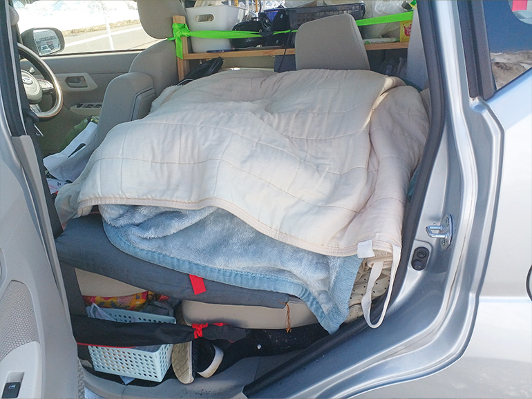 車中泊しているムーヴの車内