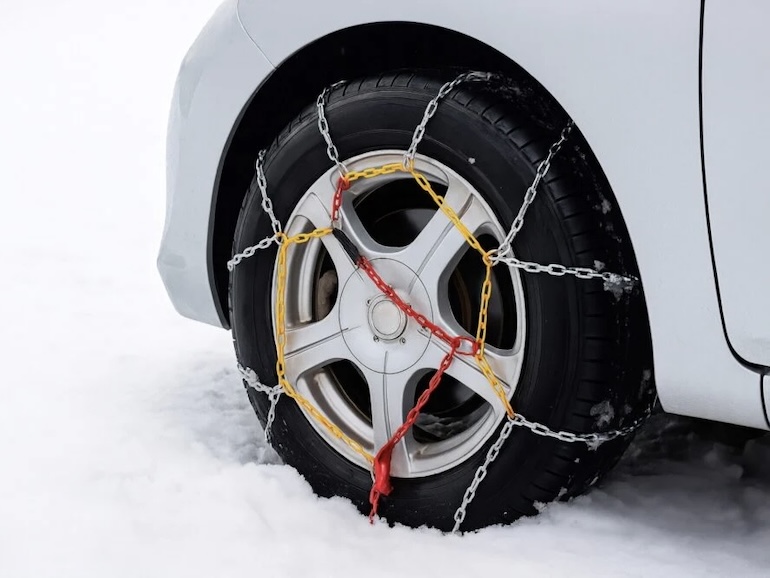 雪道でつけているタイヤチェーン