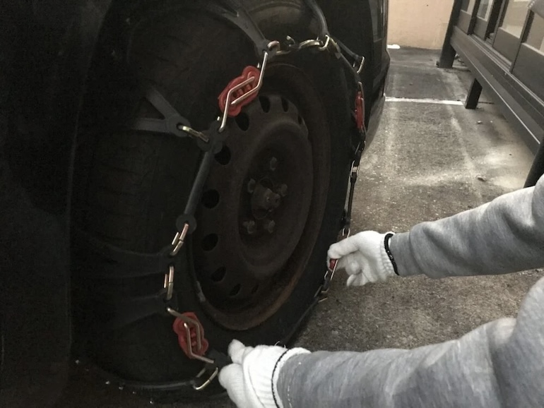 チェーンをつけている様子