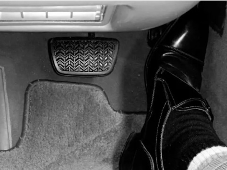 アクセルを踏んている様子