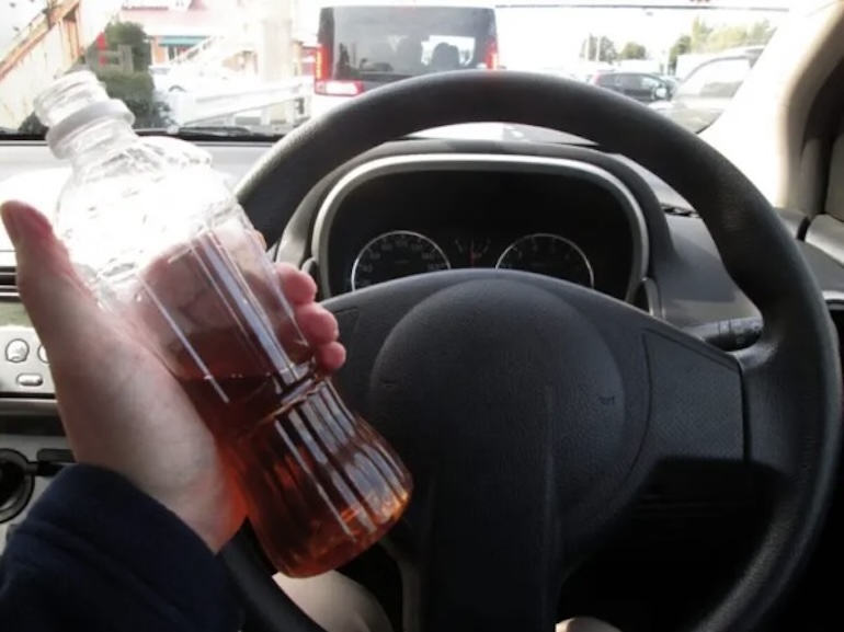 運転中に飲み物を飲む