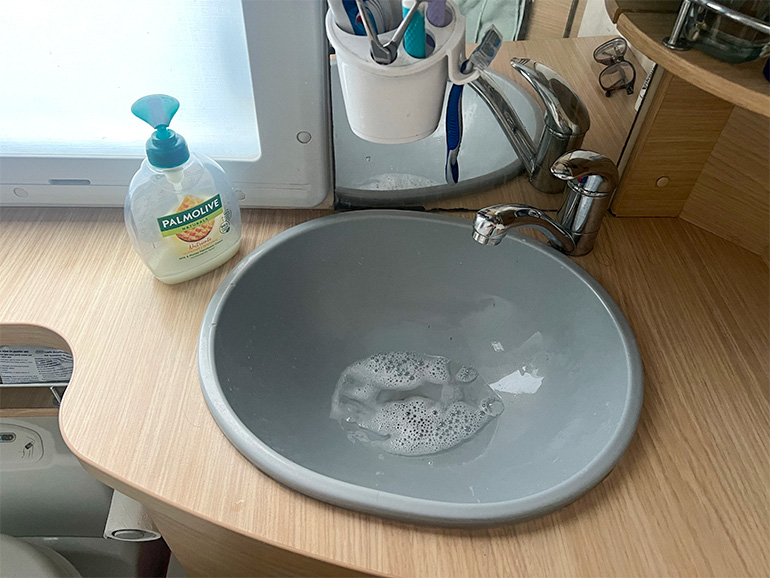 キャンピングカーの洗面所