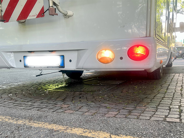 キャンピングカーの排水タンク