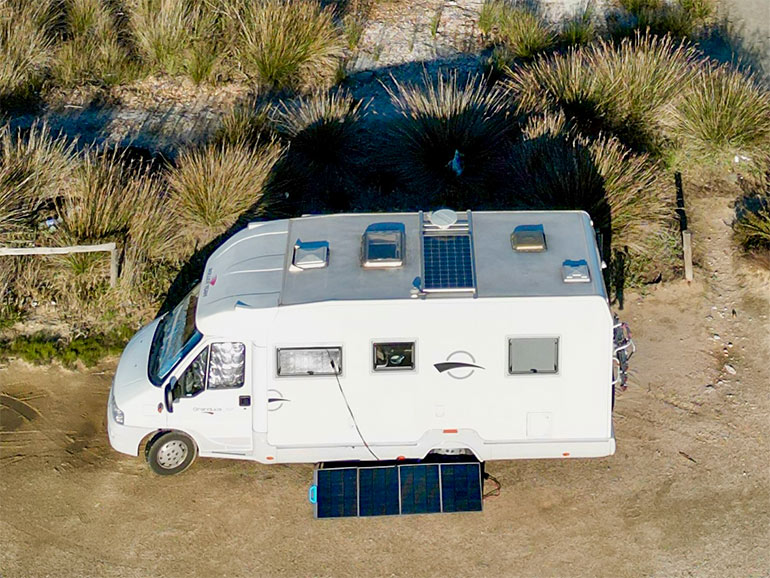 キャンピングカーのソーラーパネル