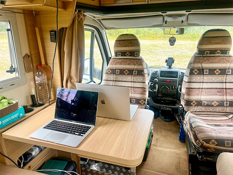キャンピングカーで仕事の風景
