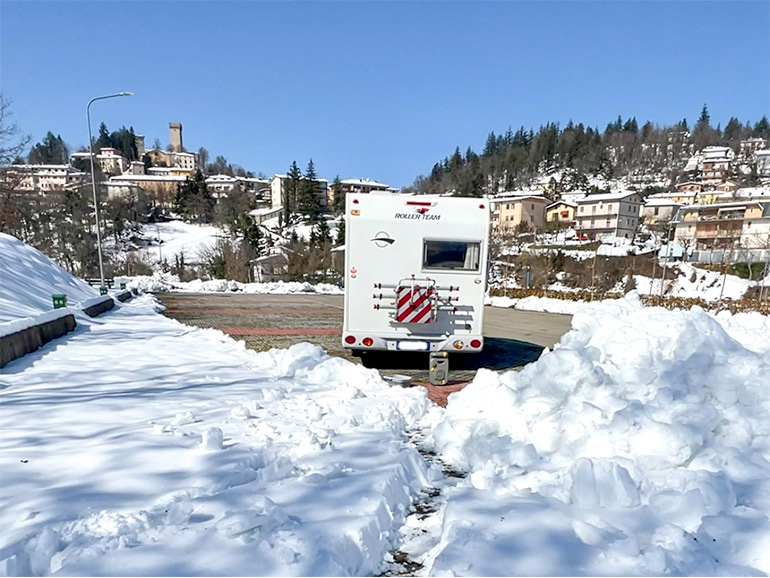 雪に覆われたRVパーク