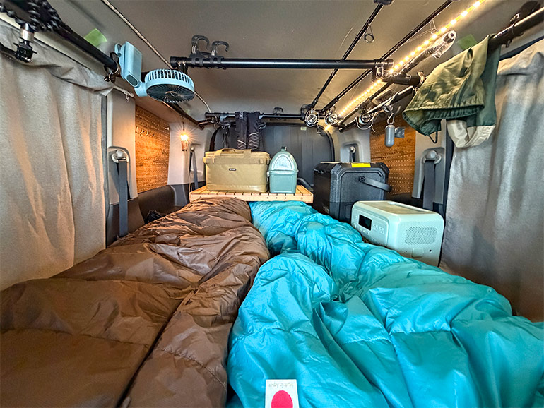 車中泊での就寝の様子