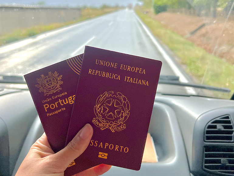 国境審査でも必要なパスポート