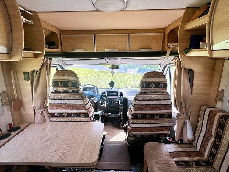 キャンピングカーの車内