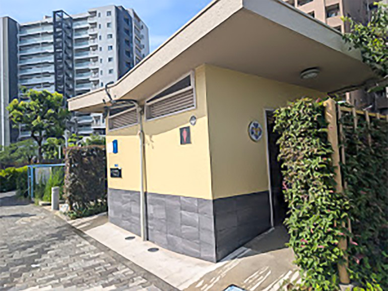 あやめ橋際公衆トイレ