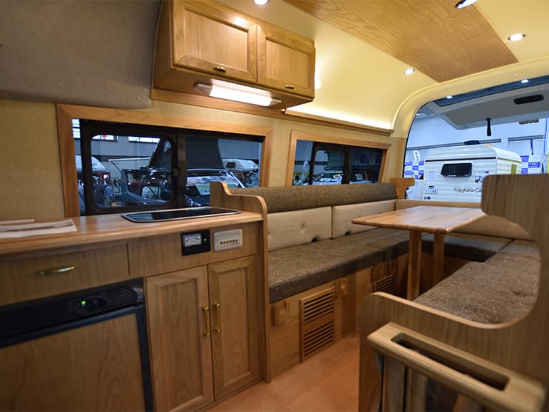 ロングトレインの車内