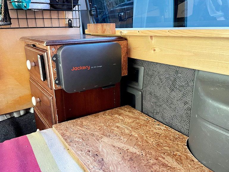 JackeryのDrive Charger 600Wの本体を取り付ける