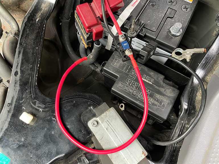 JackeryのDrive Charger 600Wのプラグ