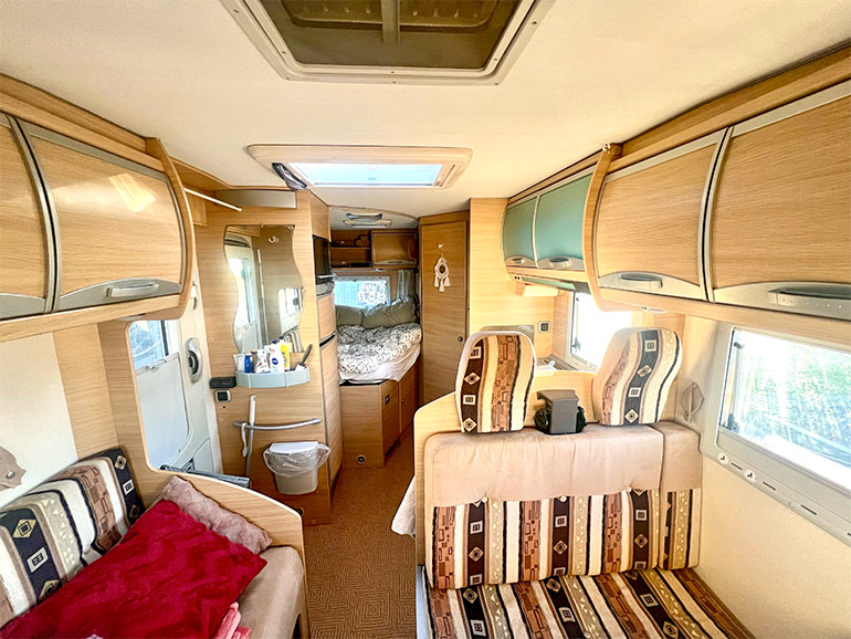 キャンピングカーの車内