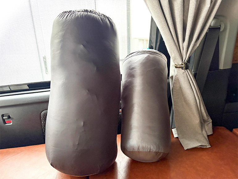 ナンガの寝袋を立てた状態