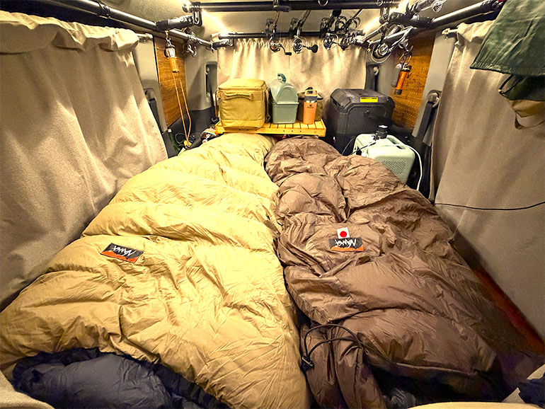 ナンガの寝袋を車内で広げた状態