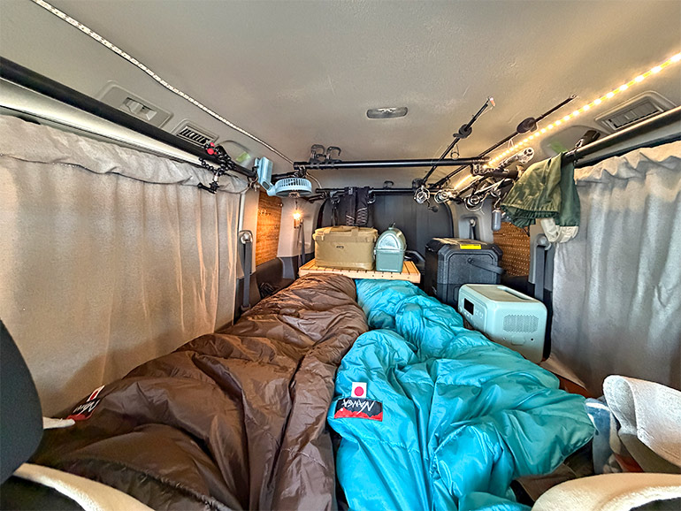 ナンガの寝袋を車内で広げた状態