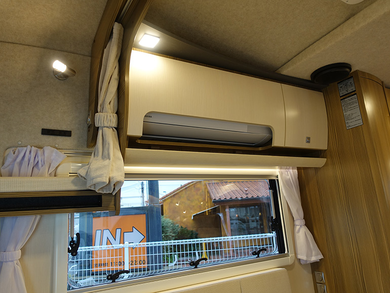 ZiLダイネットの大きな窓