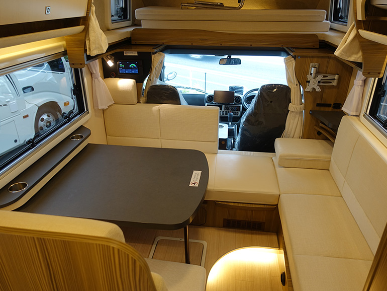 ZiLの内装ダイネット