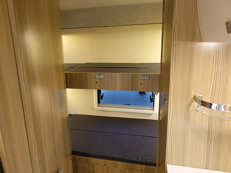 ZiL520の内装常設二段ベッド
