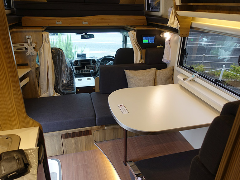 ZiL520の内装ダイネット