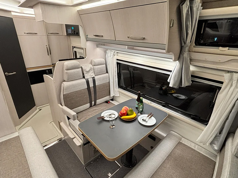 LIBERTY52REiの内装全体