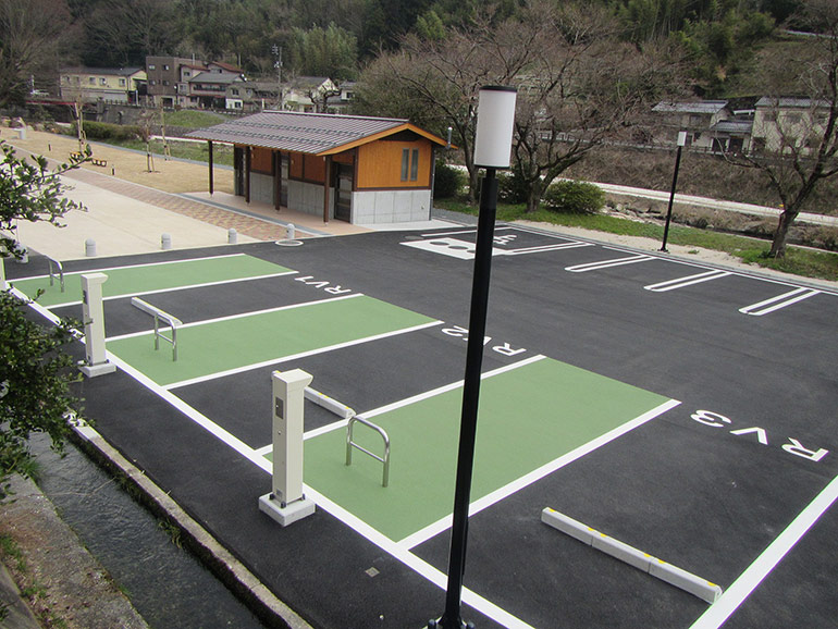 RVパーク ゆばら湯っ足り広場の駐車場