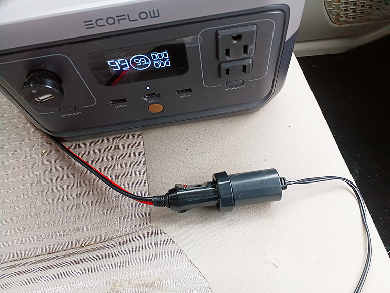 ポータブル電源をシガーソケットで充電