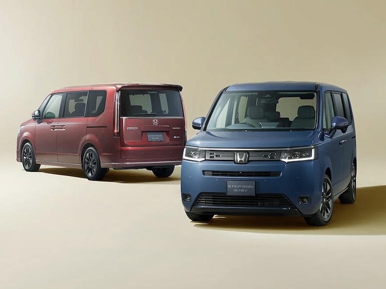 STEP WGN e:HEV SPADA 30周年特別仕様車(左)STEP WGN e:HEV AIR EX 30周年特別仕様車(右)の外装