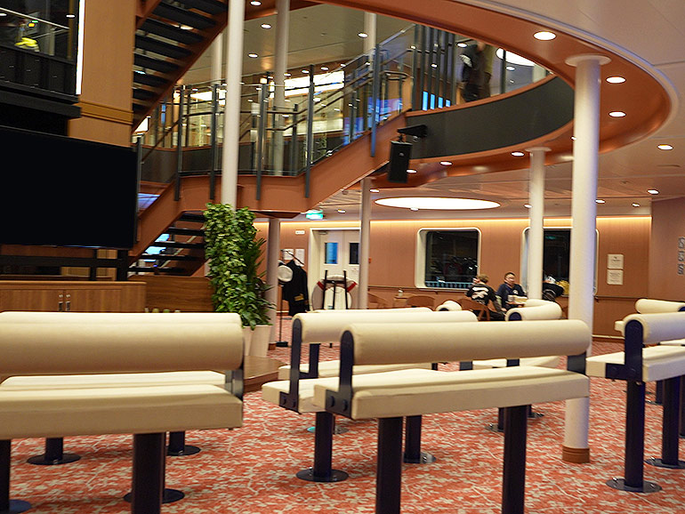 新造船「けやき」ラウンジスペース