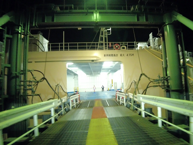 新造船「けやき」に乗船中