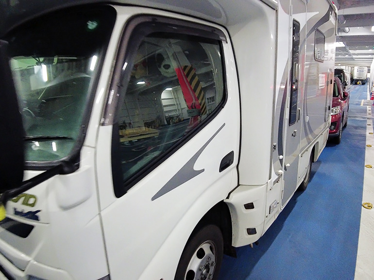 新造船「けやき」に乗船したキャンピングカー