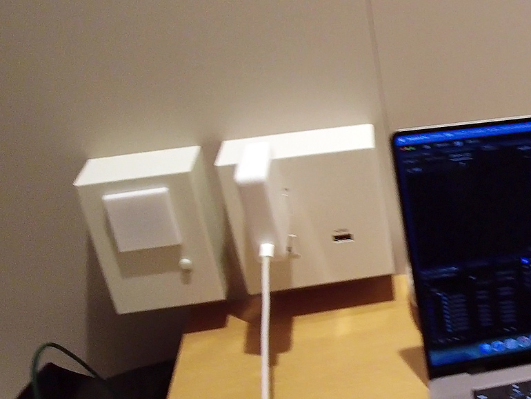 新造船「けやき」の客室の電源