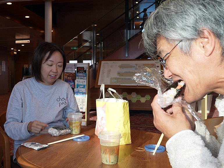 新造船「けやき」で持ち込みの食事