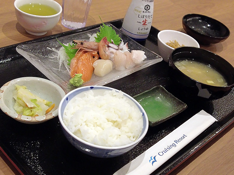 新造船「けやき」レストランの食事