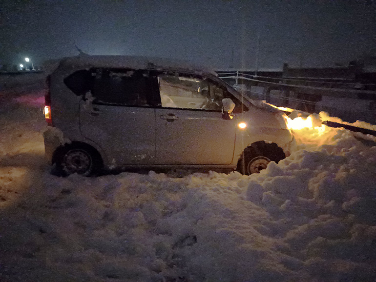 雪に突っ込む事故