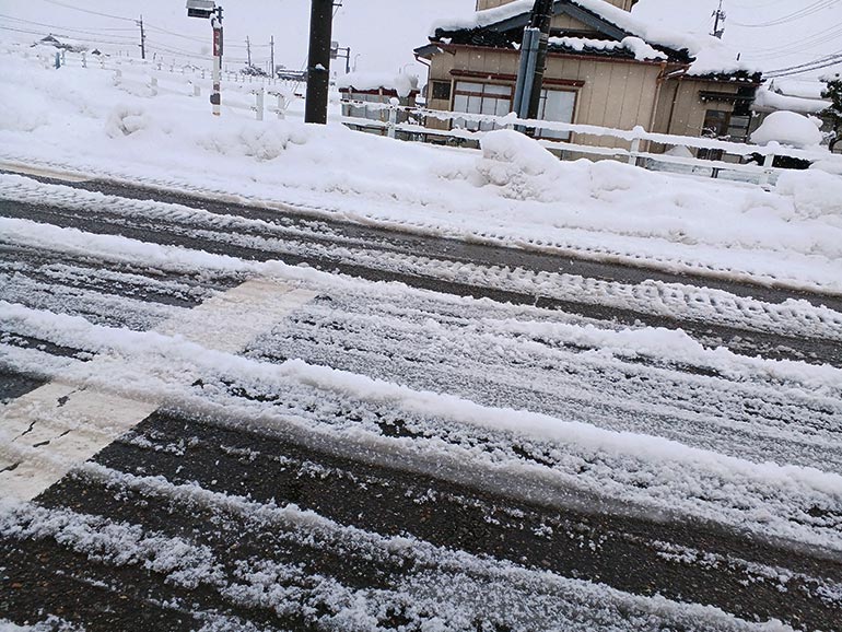 轍ができている道路