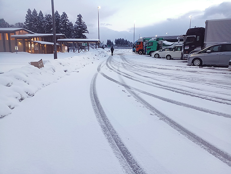 轍ができている道路