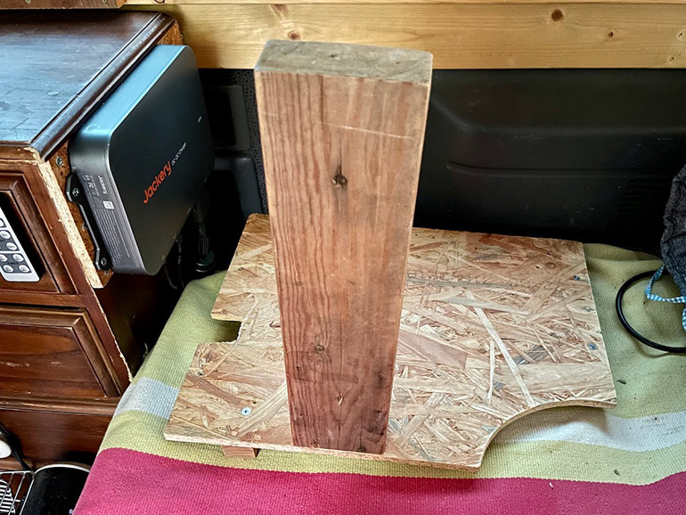 板に木の脚を取り付ける