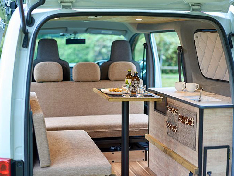 TACOS「NV HOP」の車内