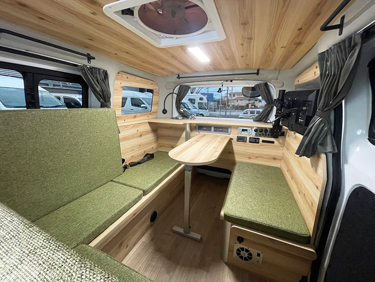 エムズアート「NV200キャンピングカーカスタム」の車内