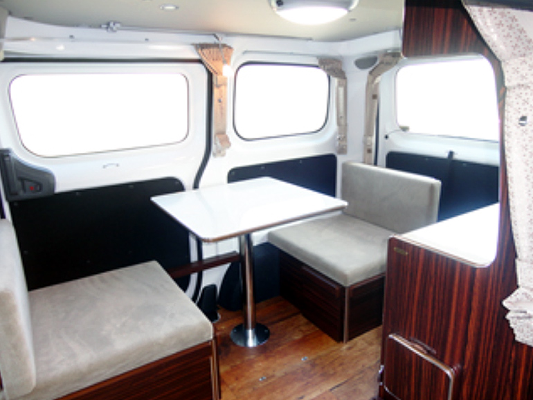 リンエイプロダクト「コンパクトバカンチェスN」の車内