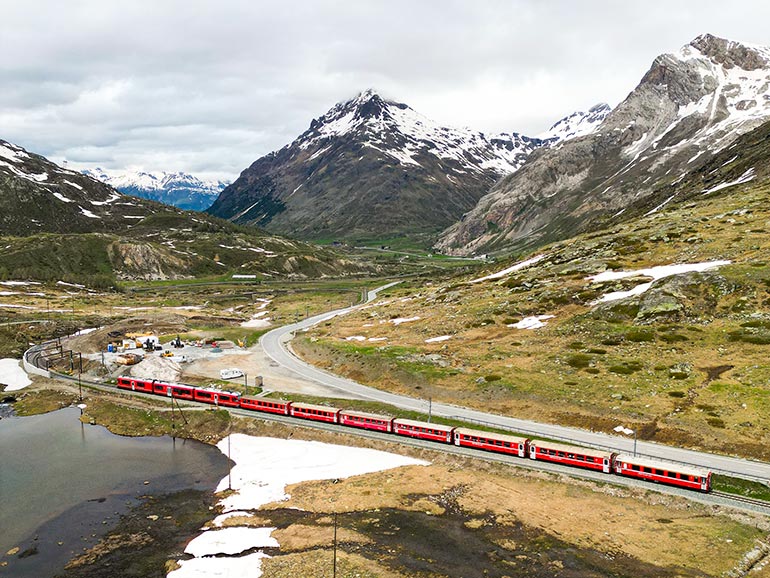 ベルニナ鉄道の走行風景