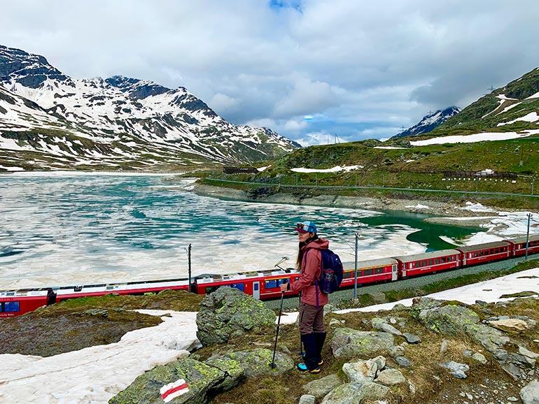 ベルニナ鉄道が走行している風景