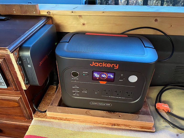 ポータブル電源へ充電中