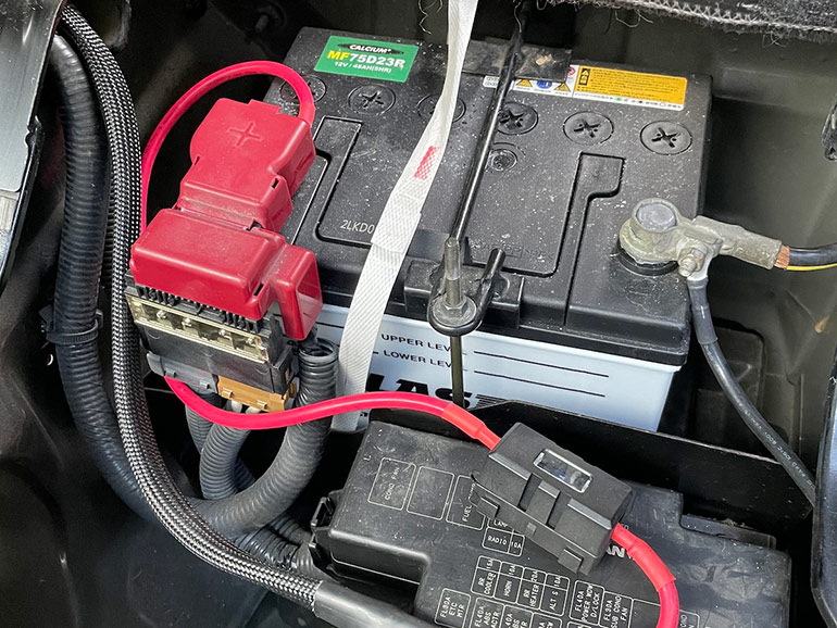 マイナス端子を接続