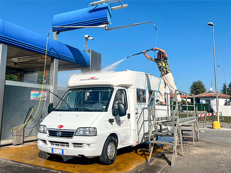 キャンピングカーを洗車