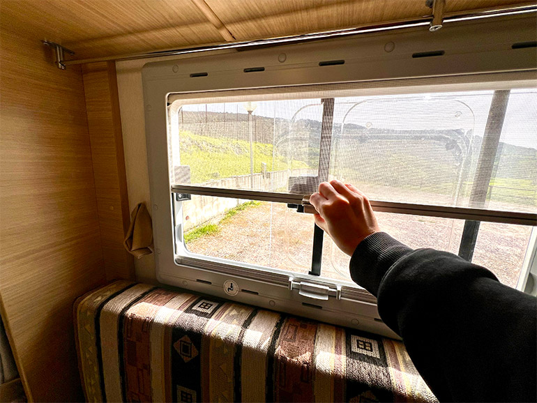 キャンピングカーの網戸