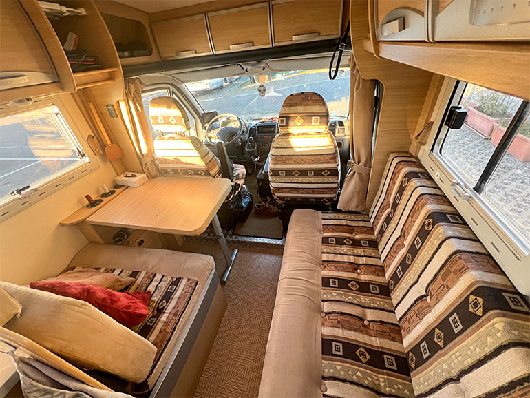 キャンピングカー車内