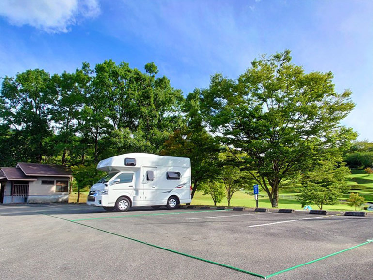 RVパークsmart ゆのまえグリーンパレスの駐車場